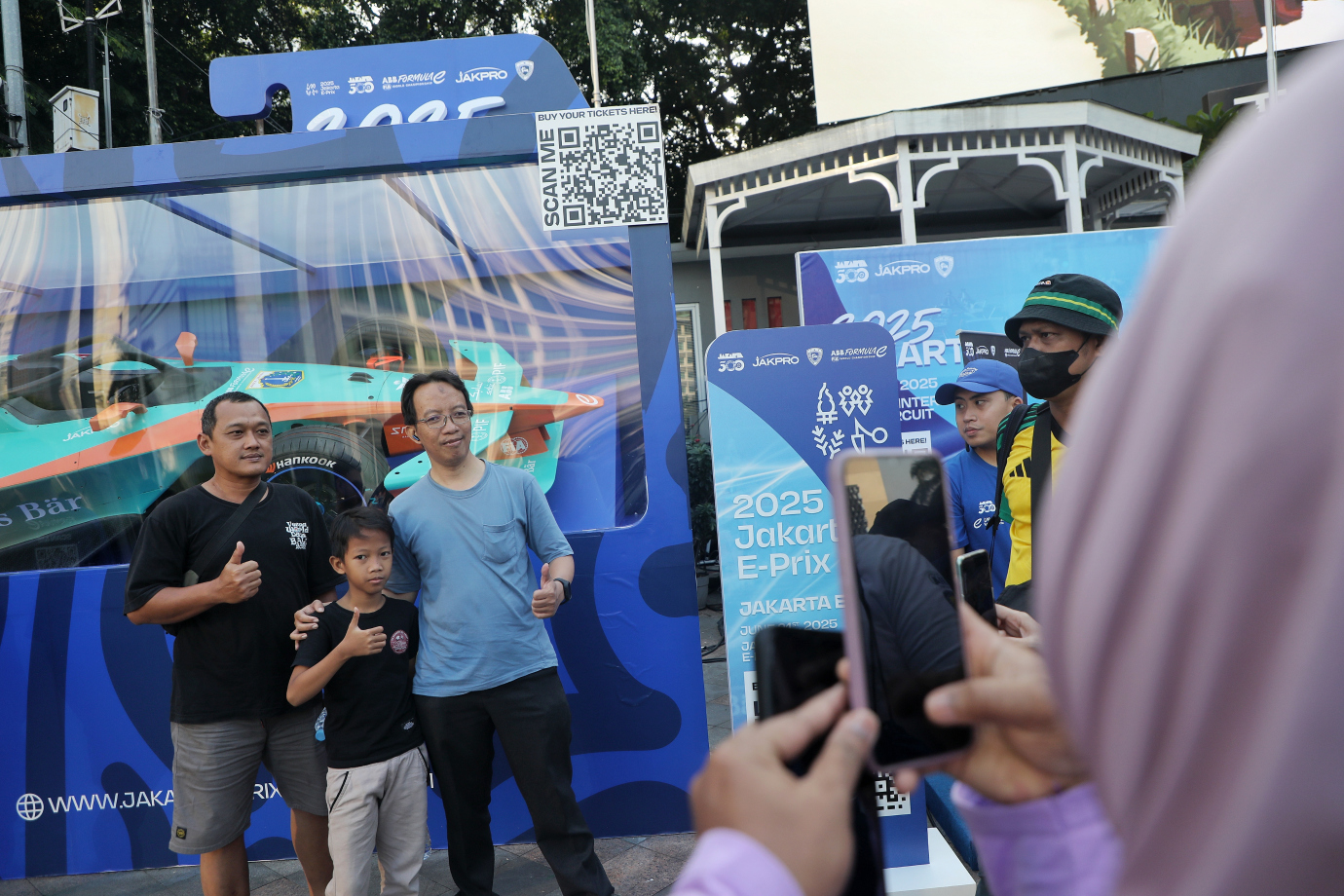 8.Pramono Tinjau Display Mock Up Mobil Formula E.jpg