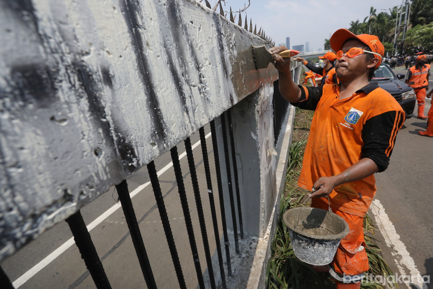 3 PPSU Kelurahan Gelora Bersihkan dinding Rol Gatot Subroto dari Coretan_3.jpg