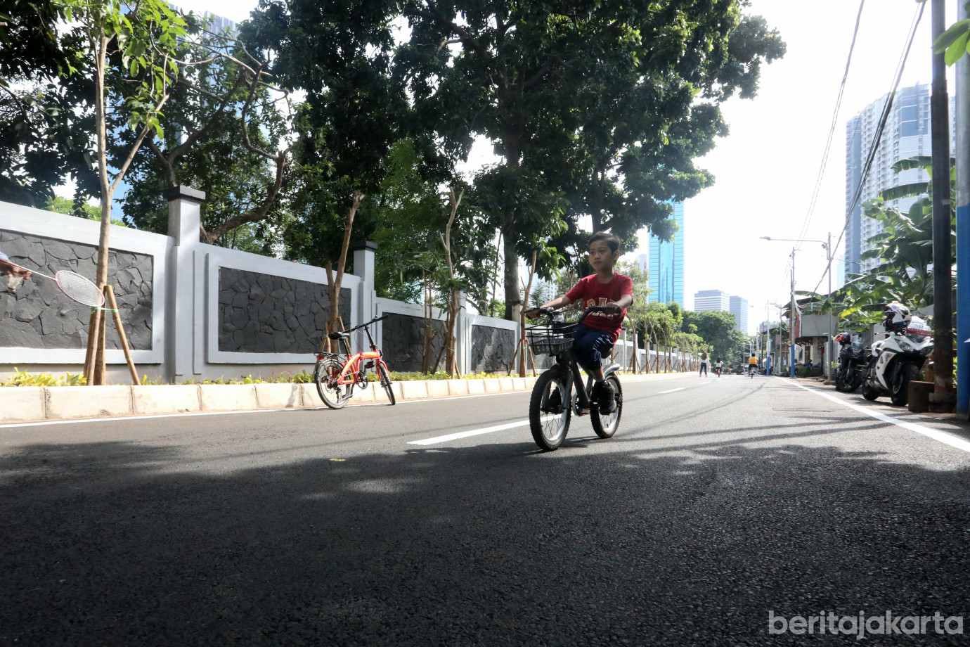 6 Gubernur Tinjau Hasil Perbaikan Jalan di Karet Tengsin_6.jpg