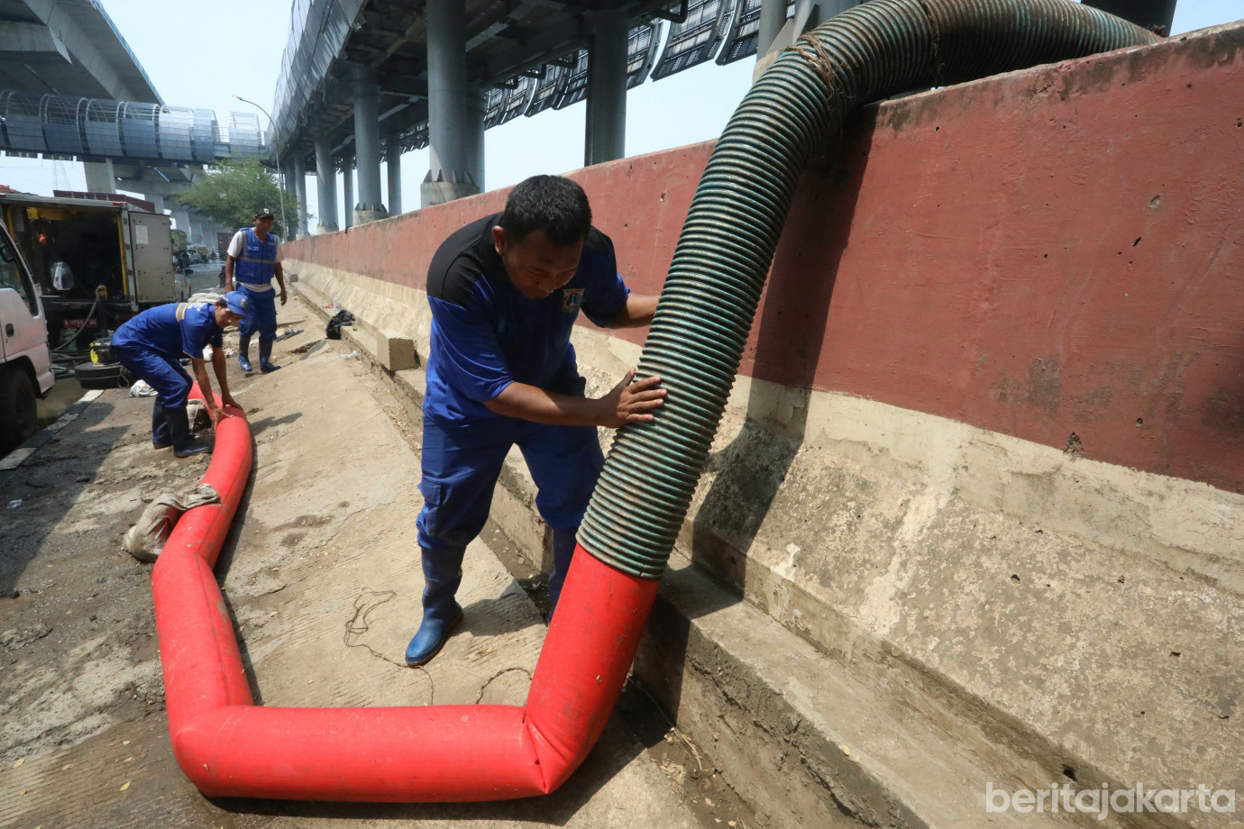4 Sudin SDA Jakarta Utara Atasi Genangan Banjir Rob di Jalan RE Martadinata_4.jpg