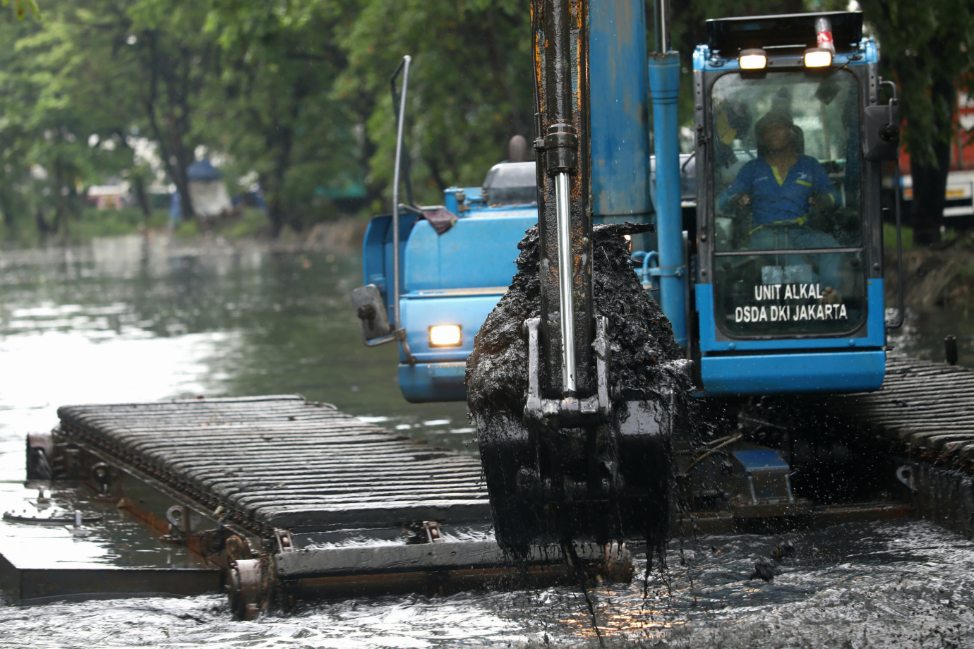 5 Sudin sDA Jakarta Utara Keruk Lairan Kali KBN_5.jpg
