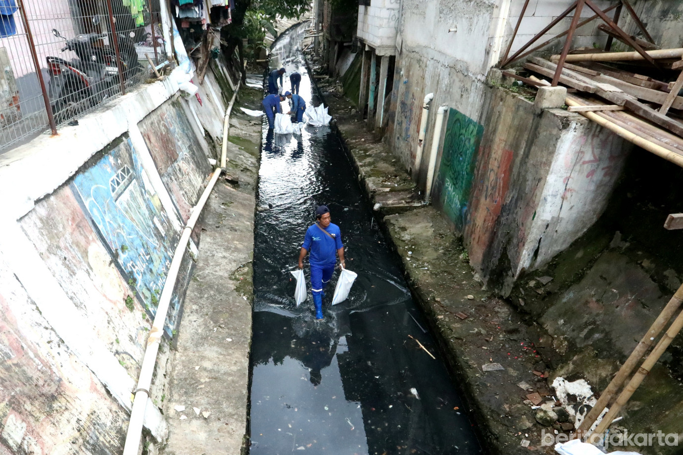 6 Cegah Genangan, SDA Jakpus Kuras Saluran PHB Keroncong_6.jpg