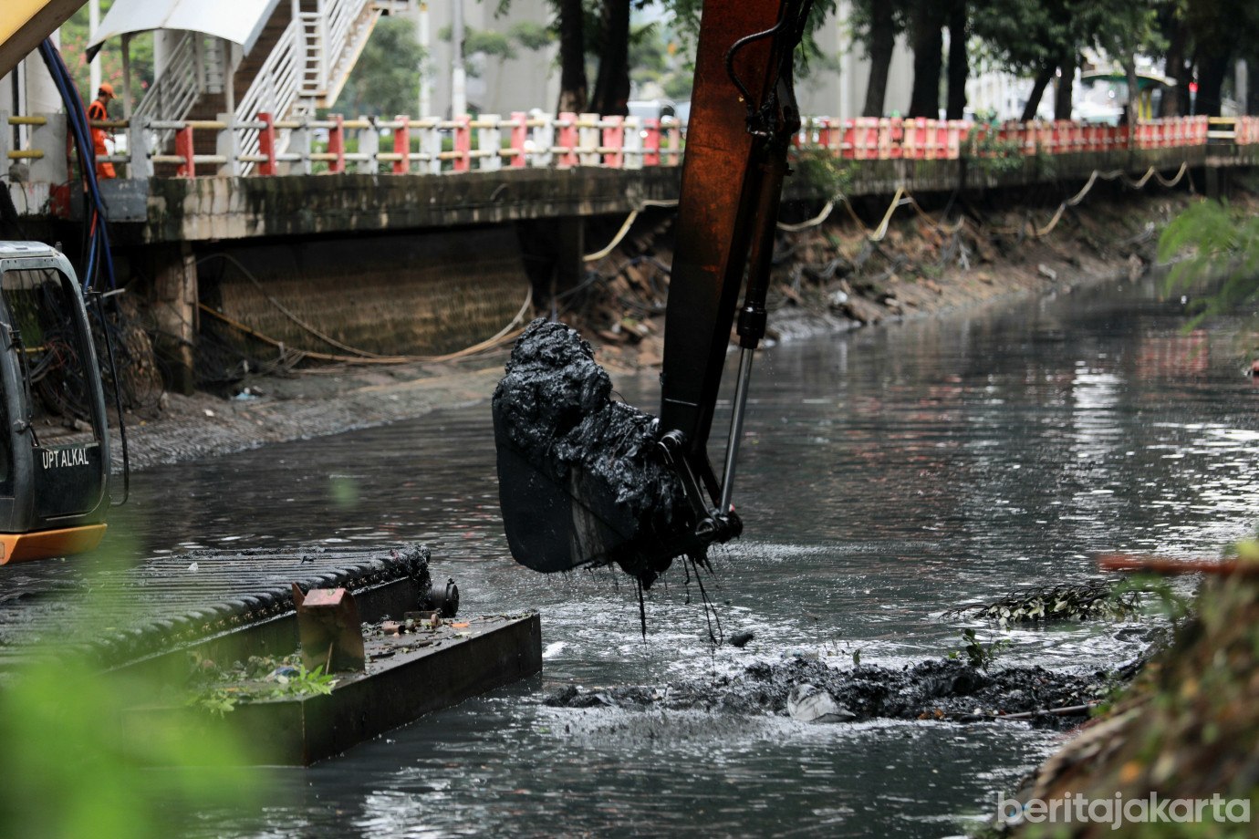 5-2 pengerukan kali cideng kuningan.jpg