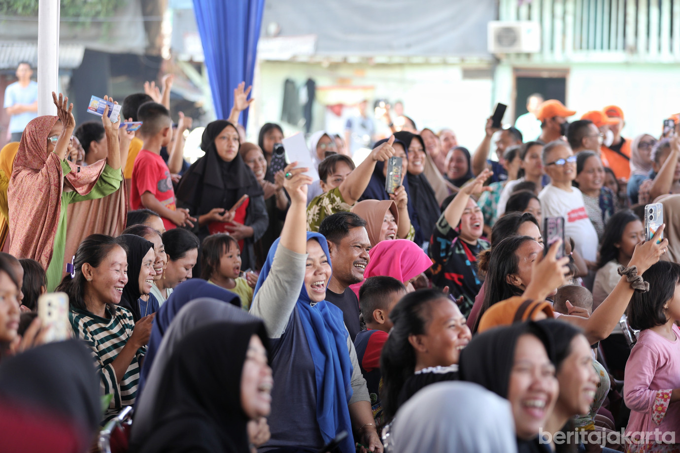 5.Rano Gratiskan 2.000 Paket Sembako di Bazar Hemat PAM Jaya.jpg