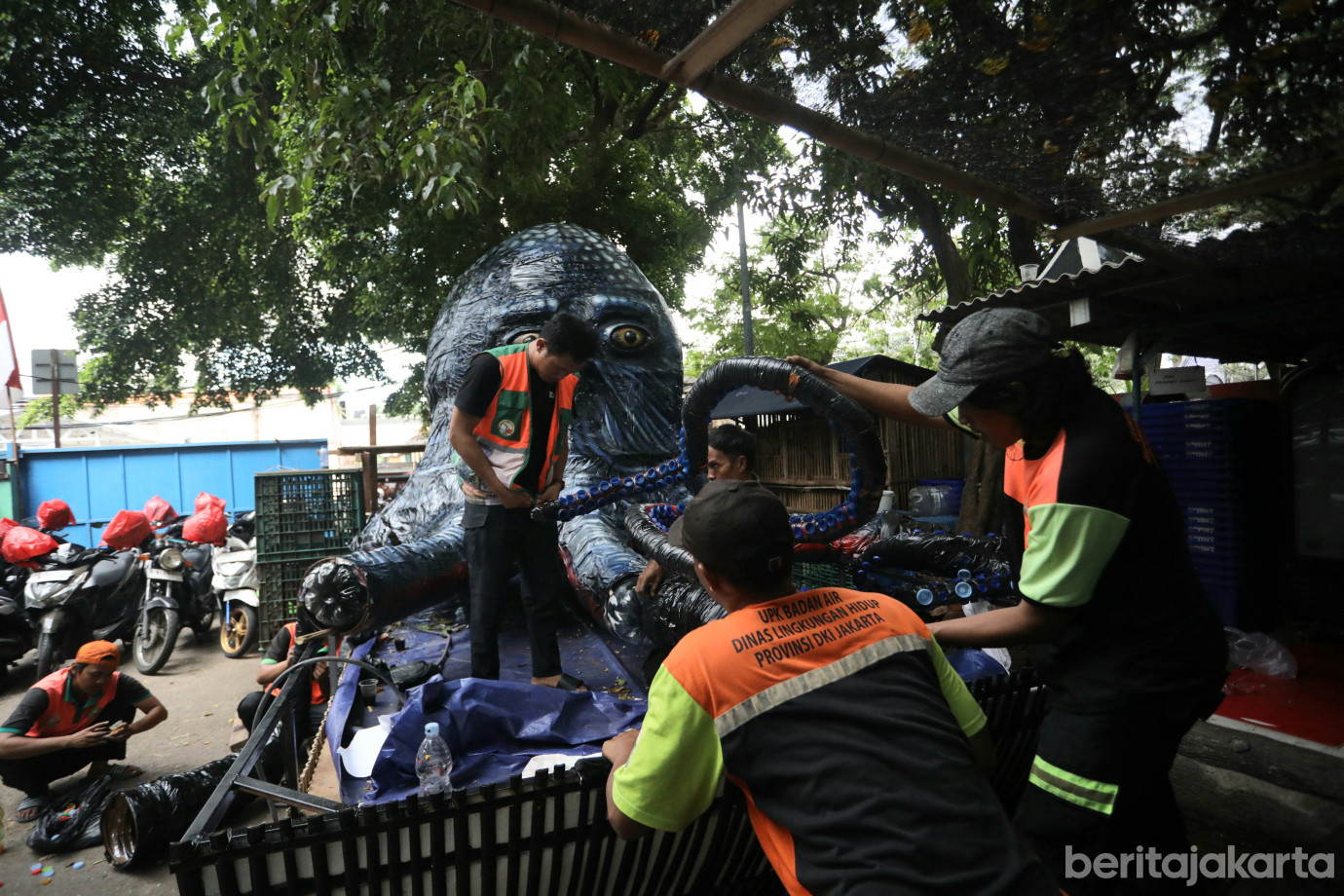 3 Perahu Monster Kraken dari Limbah Plastik di Menteng_3.jpg