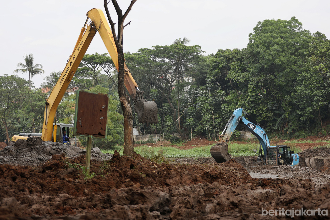 7.Sudin SDA Jaktim Normalisasi Embung Taman Salix.jpg