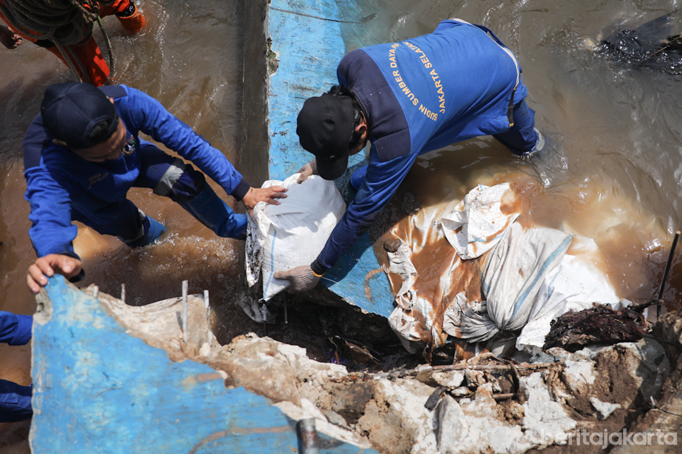 Tanggul jebol jatipadang-3.jpg