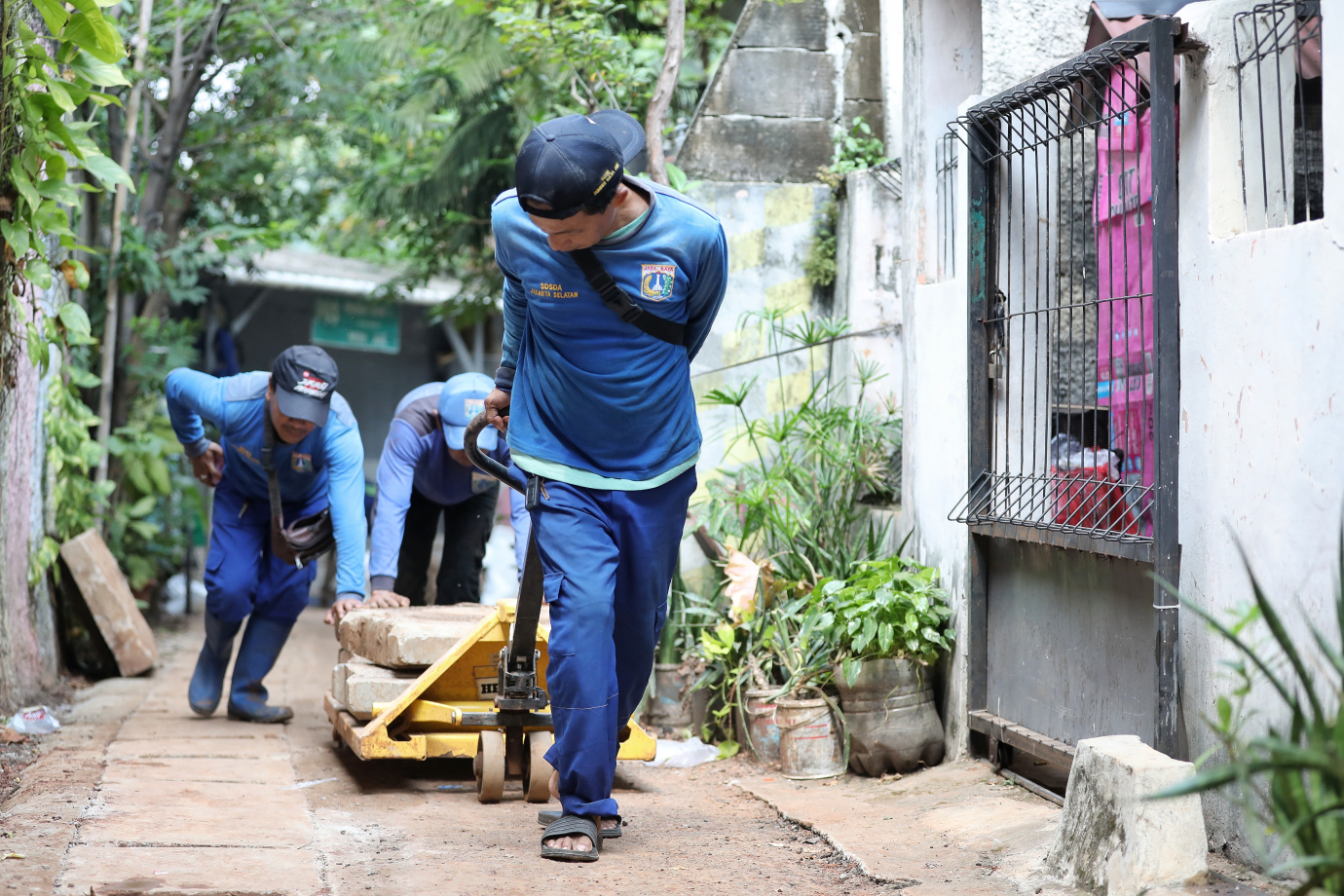 5.Satgas SDA Pancoran Buat Saluran Baru di Jalan Pengadegan IX.jpg