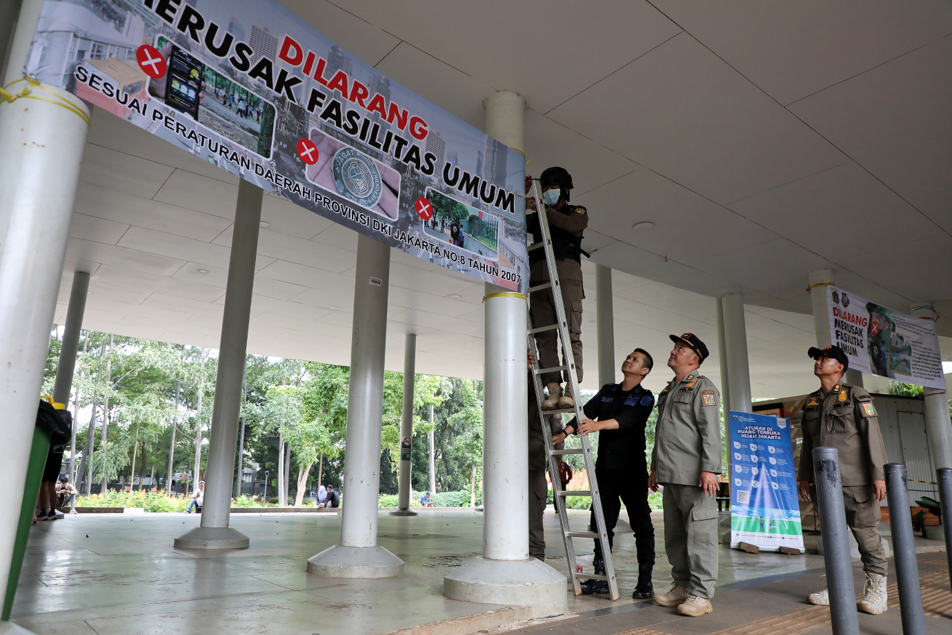 1.Satpol PP Bantu Amankan Taman Tebet ECO Park.jpg