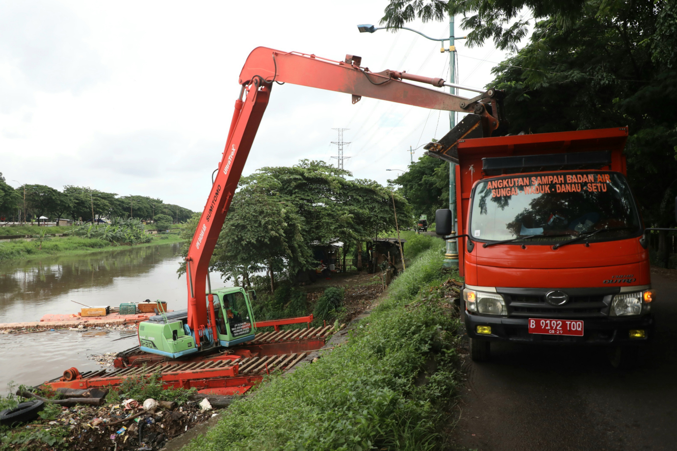 6 Petugas UPS BA Kecamatan Cakung Bersihkan Sampah di Aliran KBT_6.jpg