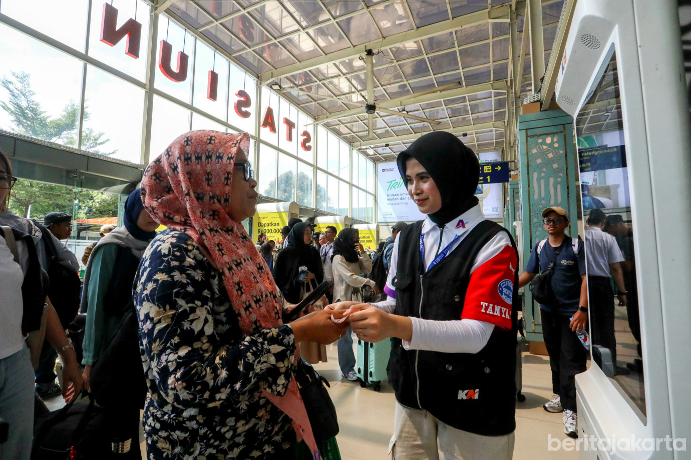 3 Stasiun Pasar Senen Padat Penumpang Jelang Nataru 2026_3.jpg