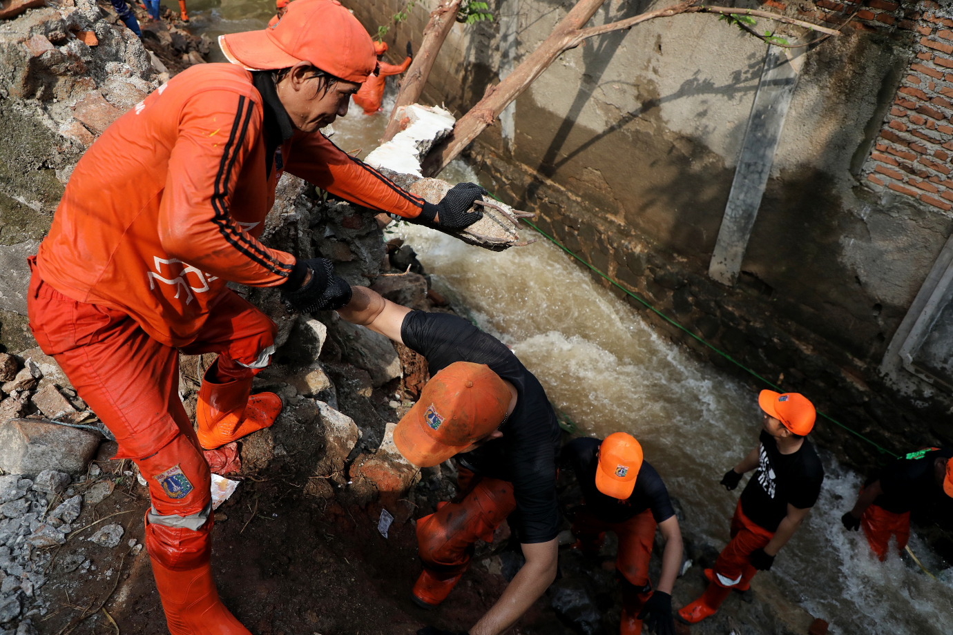 1.Petugas Gabungan Tangani Turap Longsor di Jati Padang.jpg