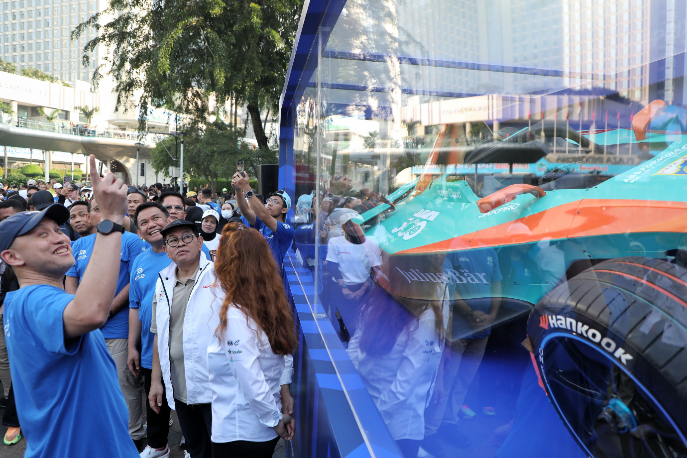 3.Pramono Tinjau Display Mock Up Mobil Formula E.jpg