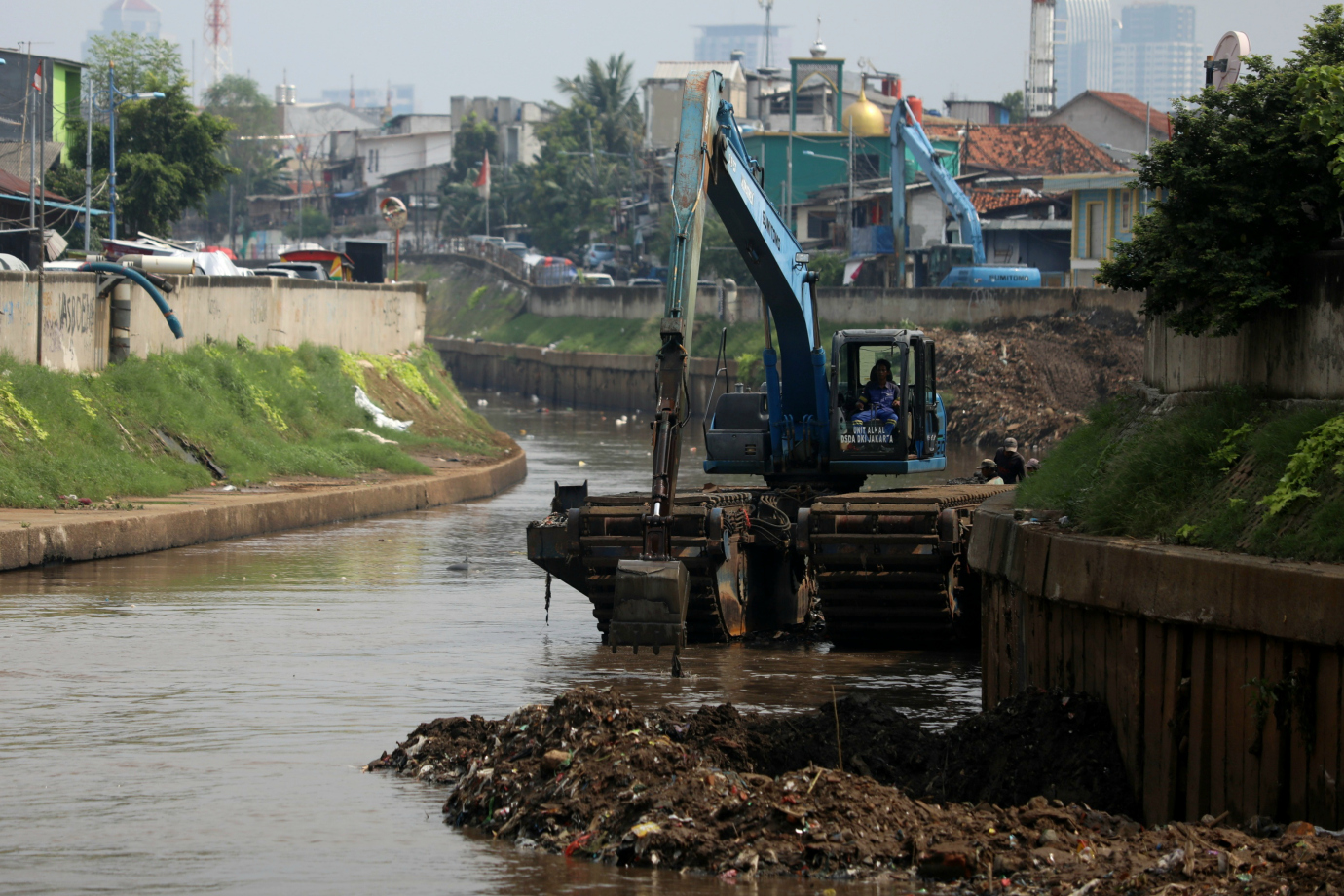 4 Sudin SDA Jakarta Selatan Keruk Kali Ciliwung_4.jpg