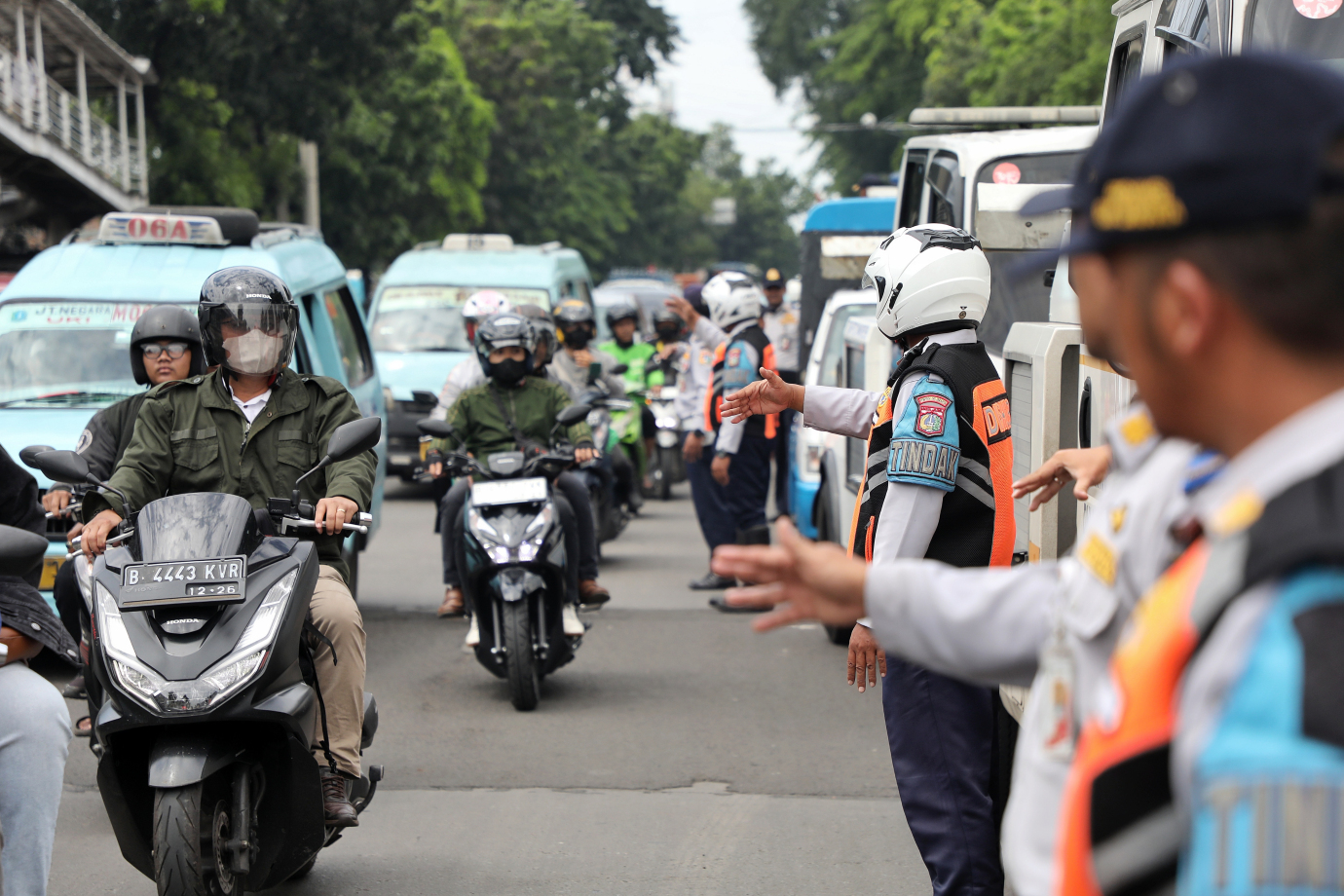 4.Petugas Gabungan Tindak Parkir Liar di Jalan Mayjen Sutoyo .jpg