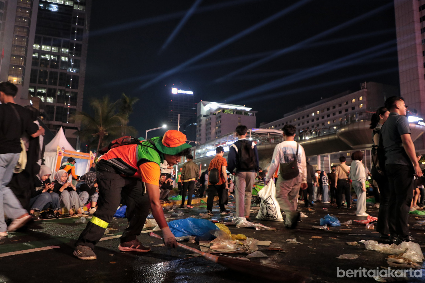 4.Pembersihan Sampah Perayaan Malam Tahun Baru Ditarget Rampung Pagi.jpg