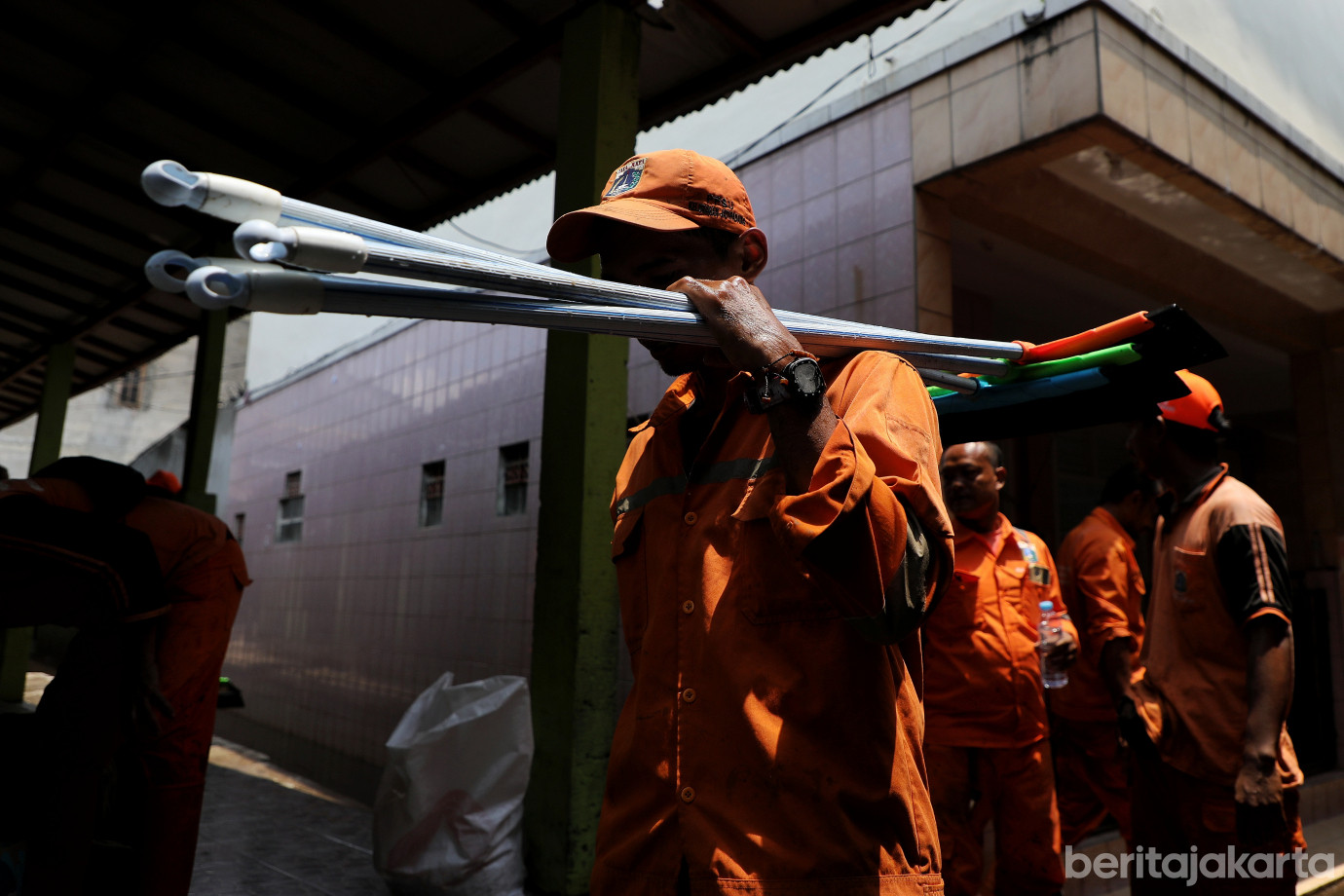 1.Kelurahan Jati Padang Siagakan Puluhan Personel PPSU di Lokasi Tanggul Jebol.jpg