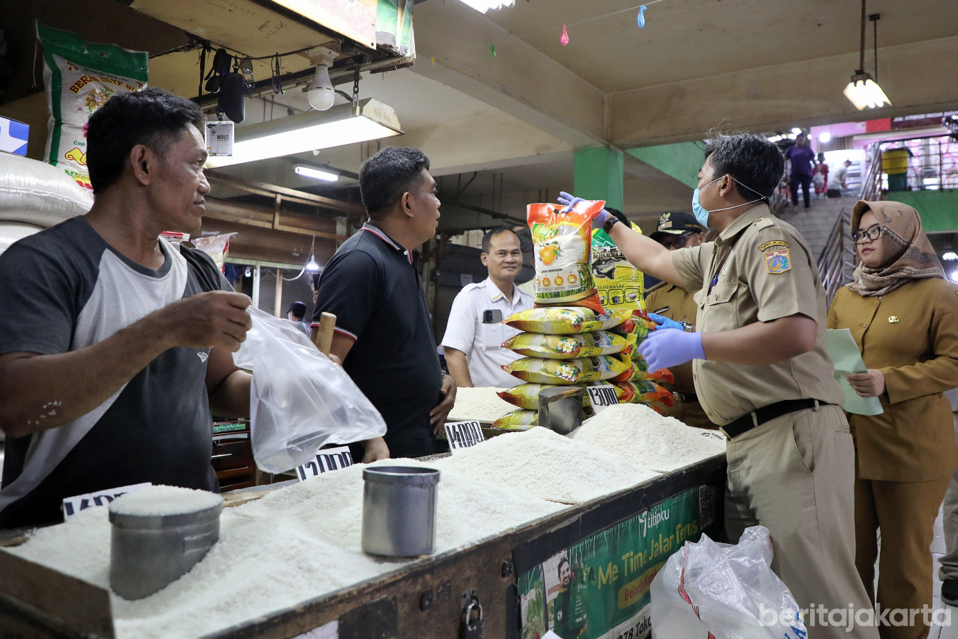 2.Sudin KPKP Jakarta Timur Gelar Pengawasan Pangan di Pasar Ciracas.jpg