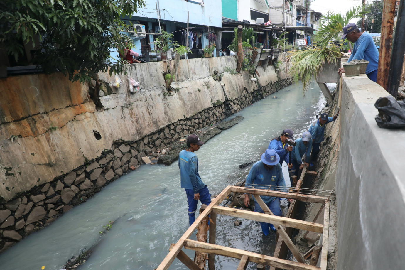 1 Satpel SDA Perbaiki Turap Kali PHB Serdang_1.jpg