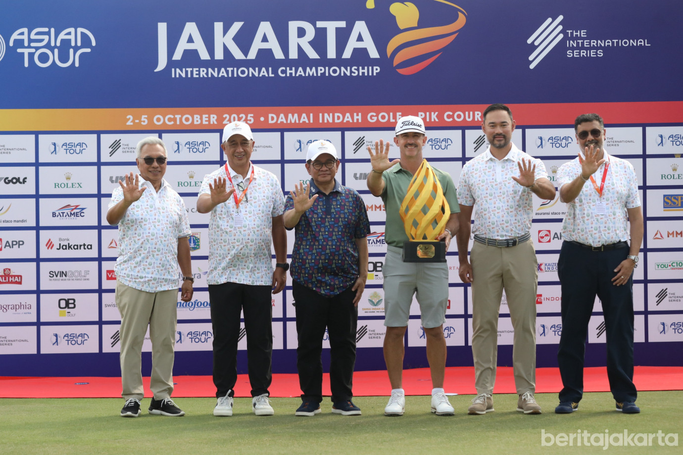 6 Gubernur DKI Jakarta Serahkan Piala JAKIC 2025_6.jpg