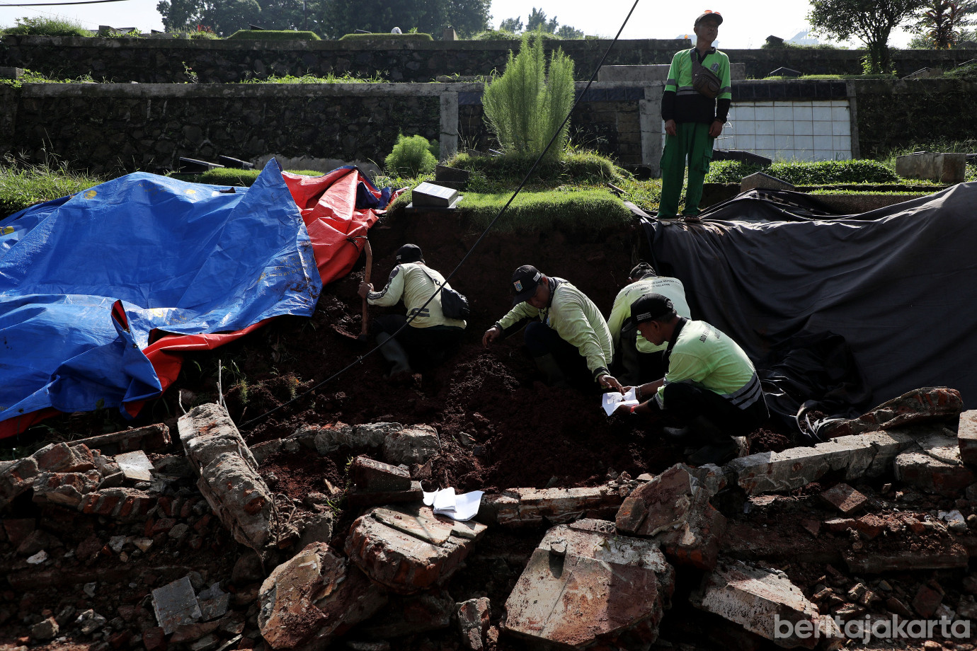 2.Penanganan Longsor TPU Jeruk Purut.jpg