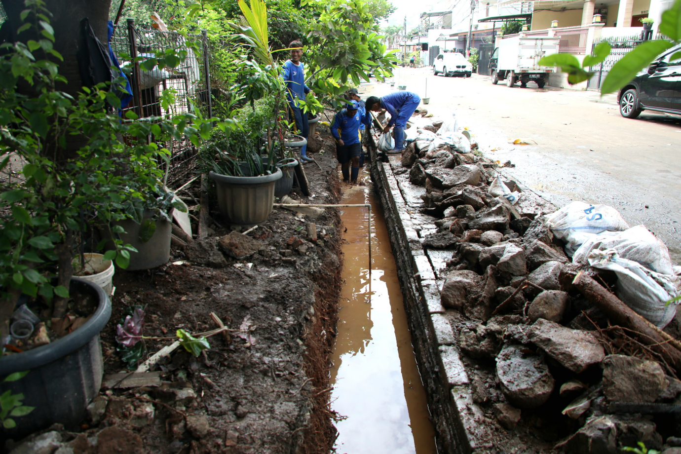 6 Satpel SDA Kelapa Gading Perbaiki Turap Saluran_6.jpg