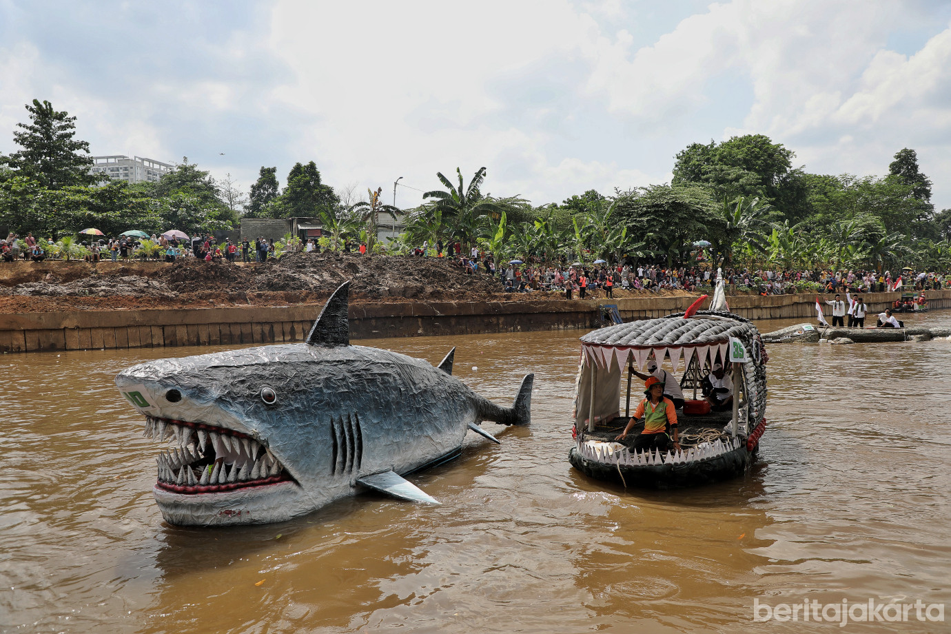 8.Parade Perahu Sampah Botol Plastik Meriahkan Festival Ciliwung 2025 (1).jpg