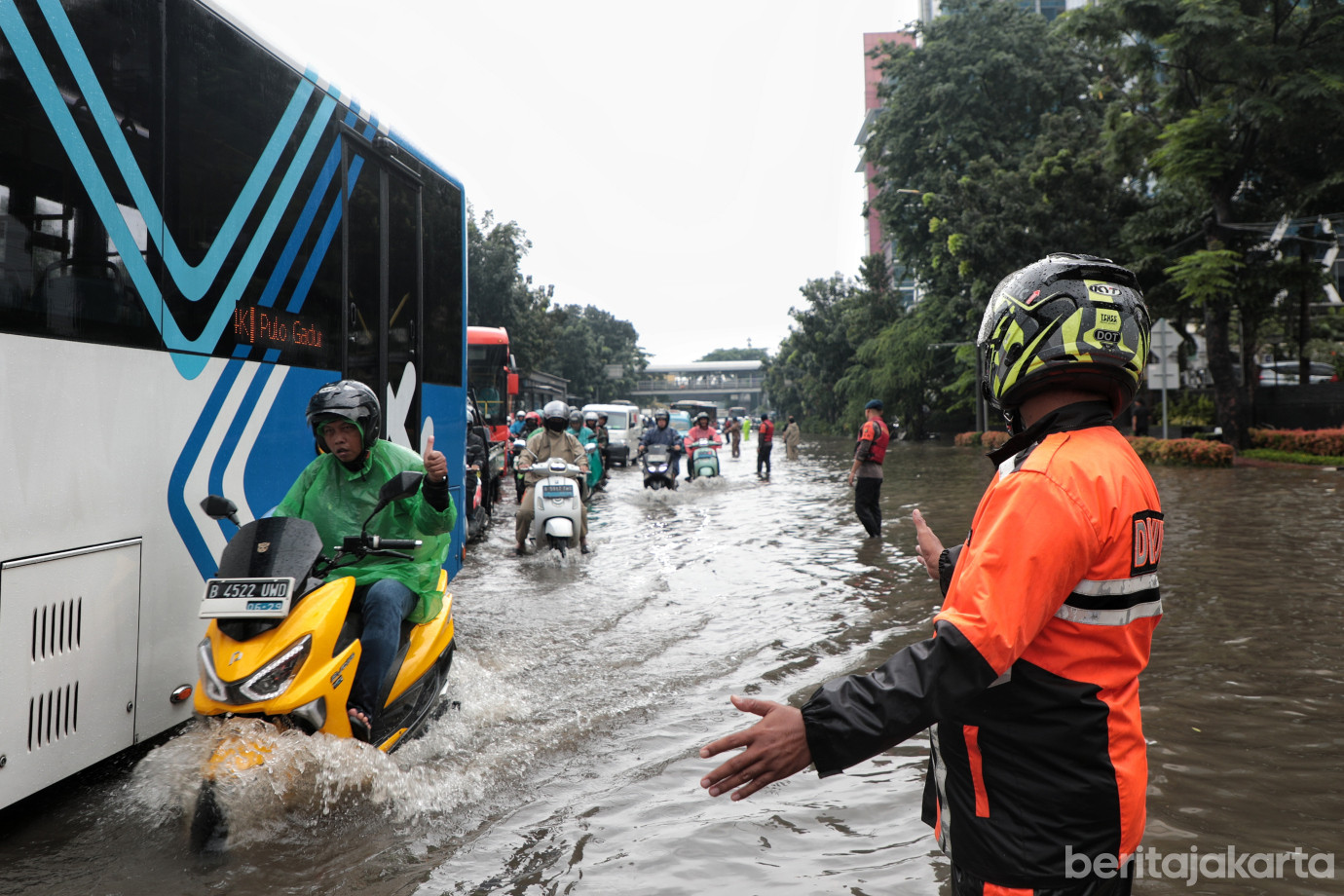 2.Petugas Gabungan Atasi Genangan Jalan DI Panjaitan__.jpg