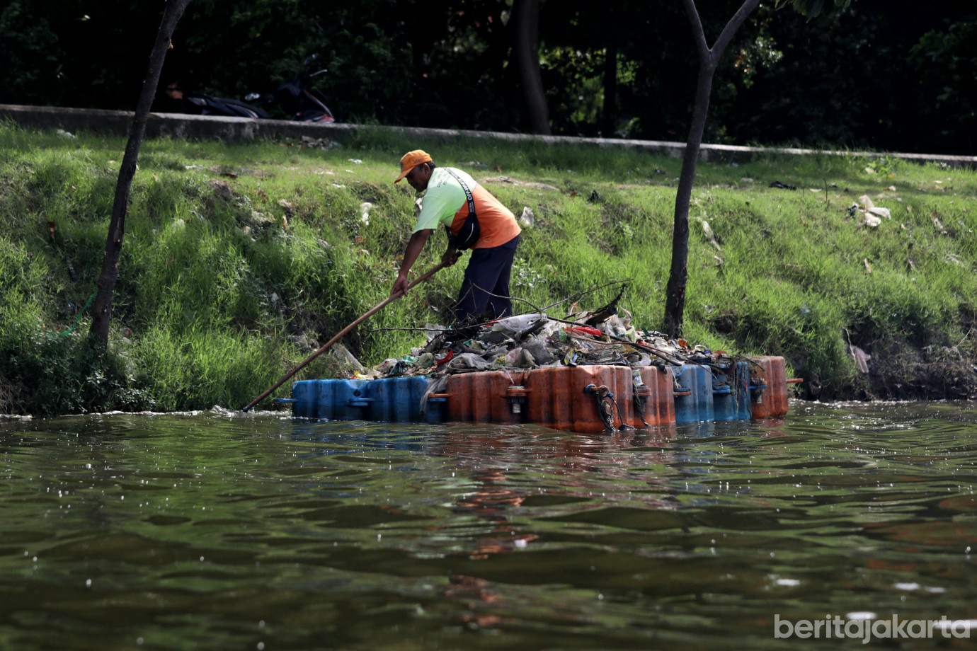 2 Petugas UPS BA Tanjung Priok Angkut Hingga 9 Kubik Sampah dari Waduk Cincin_2.jpg