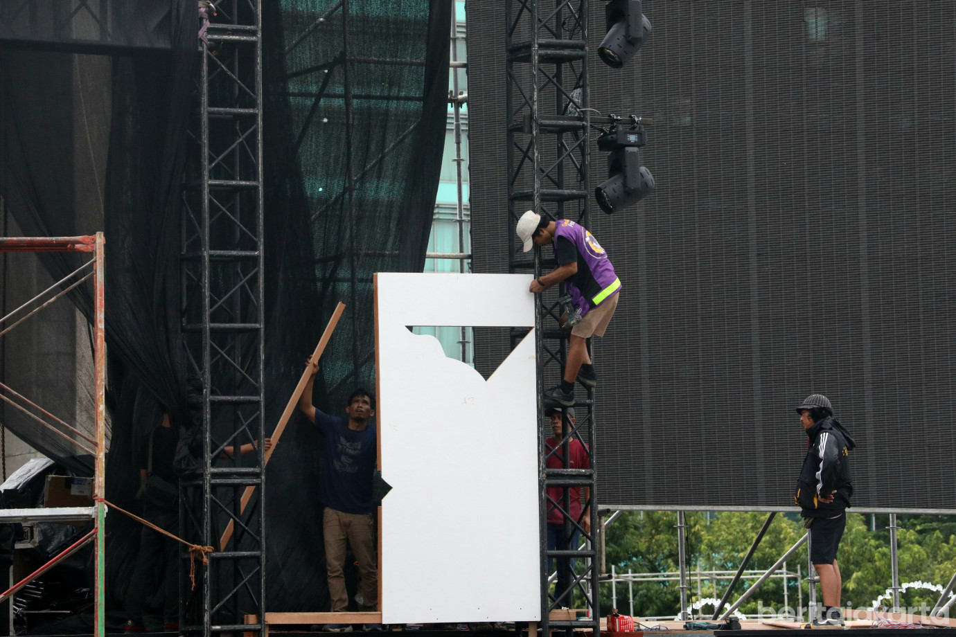 2 Persiapan Panggung Utama Tahun Baru 2026 di Bundaran HI_2.jpg