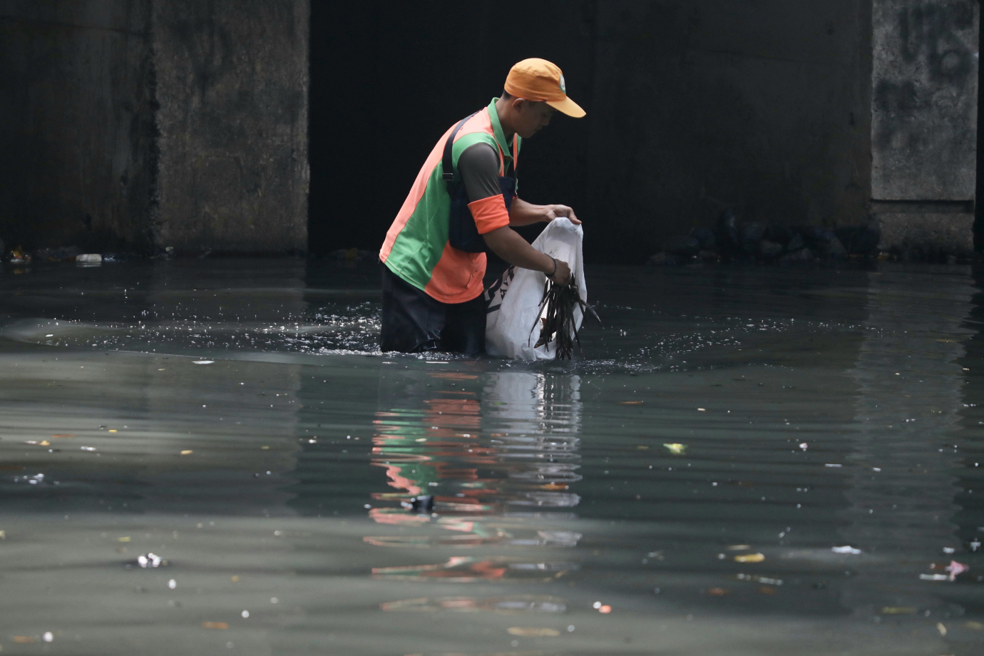 3 UPS BA Duren Sawit Bersihkan Sampah Kali Pertukangan_3.jpg