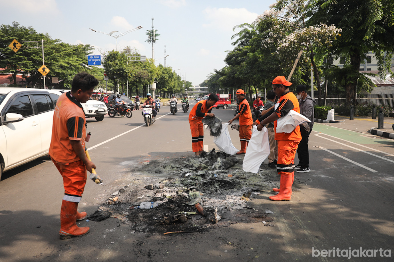 Petugas gabungan Matraman-2.jpg