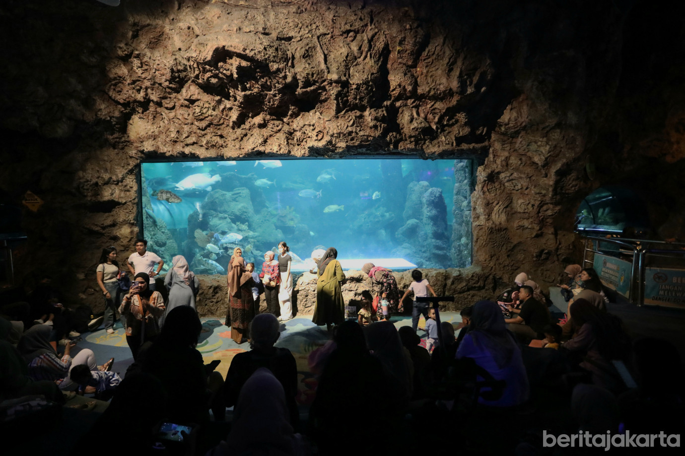 6 Ribuan Pengunjung Padati Sea World Ancol Saat Libur Maulid Nabi_6.jpg