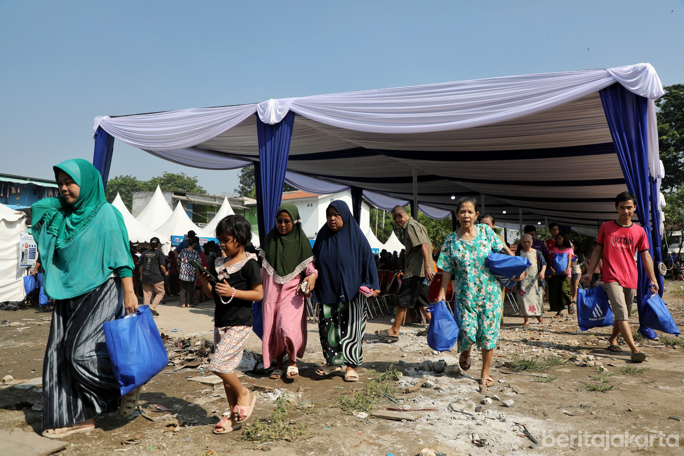 9.Rano Gratiskan 2.000 Paket Sembako di Bazar Hemat PAM Jaya.jpg