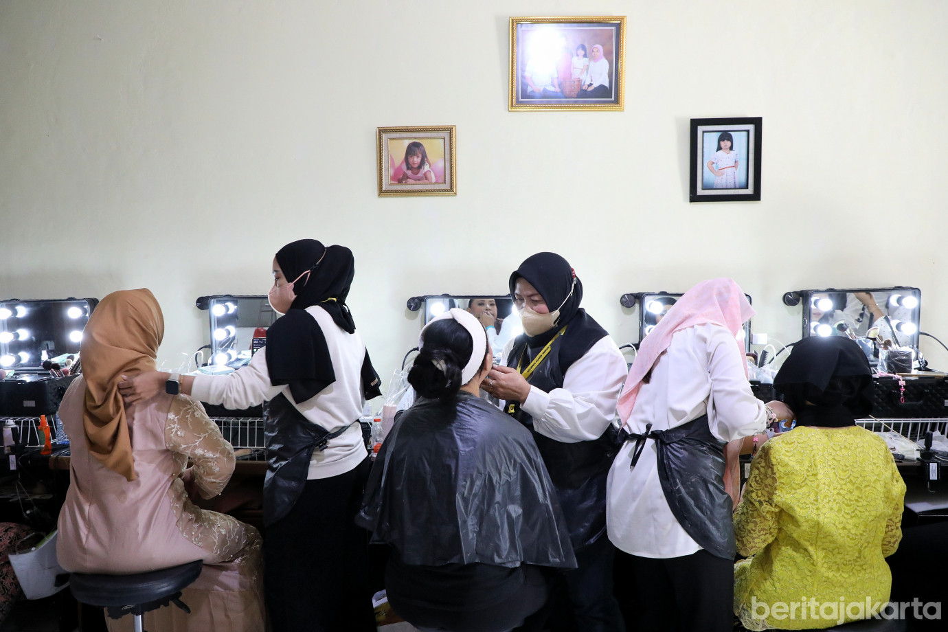 1.PPKD Jaksel Gelar Pelatihan Tata Rias di Bukit Duri .jpg