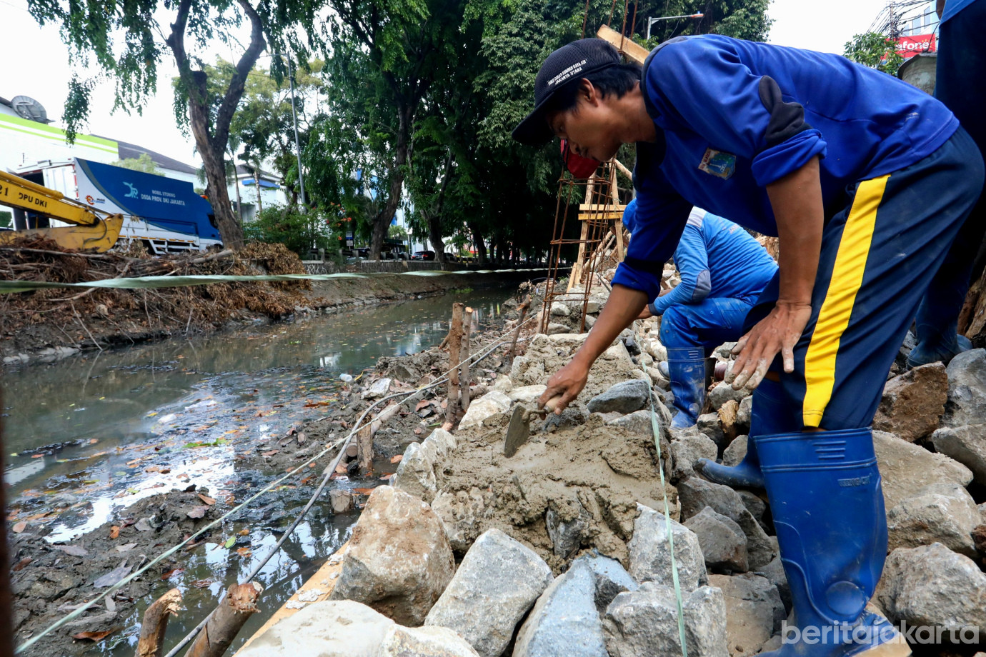 4 SDA Jakarta Utara Perbaiki Turap Kali Sunter Agung_4.jpg