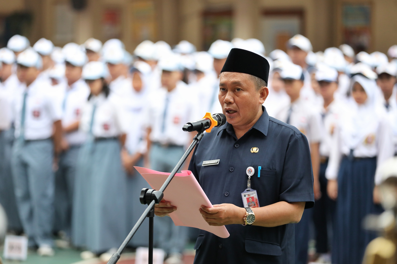 4.Hari Pertama Sekolah, Munjirin Pimpin Apel di SMAN 39 .jpg