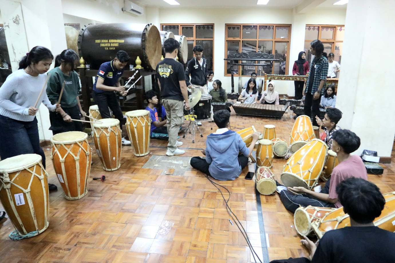 6 Sudinbud Jakbar Gelar Pelatihan Musik Nusantara_6.jpg