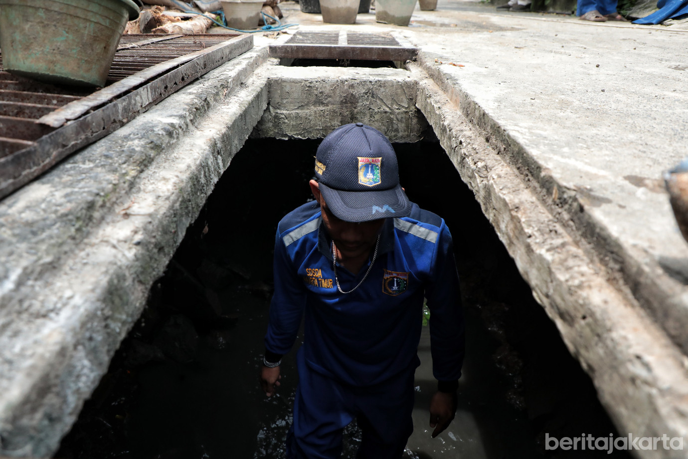 5.Pasukan Biru Perbaiki Turap Ambrol di Batu Ampar.jpg