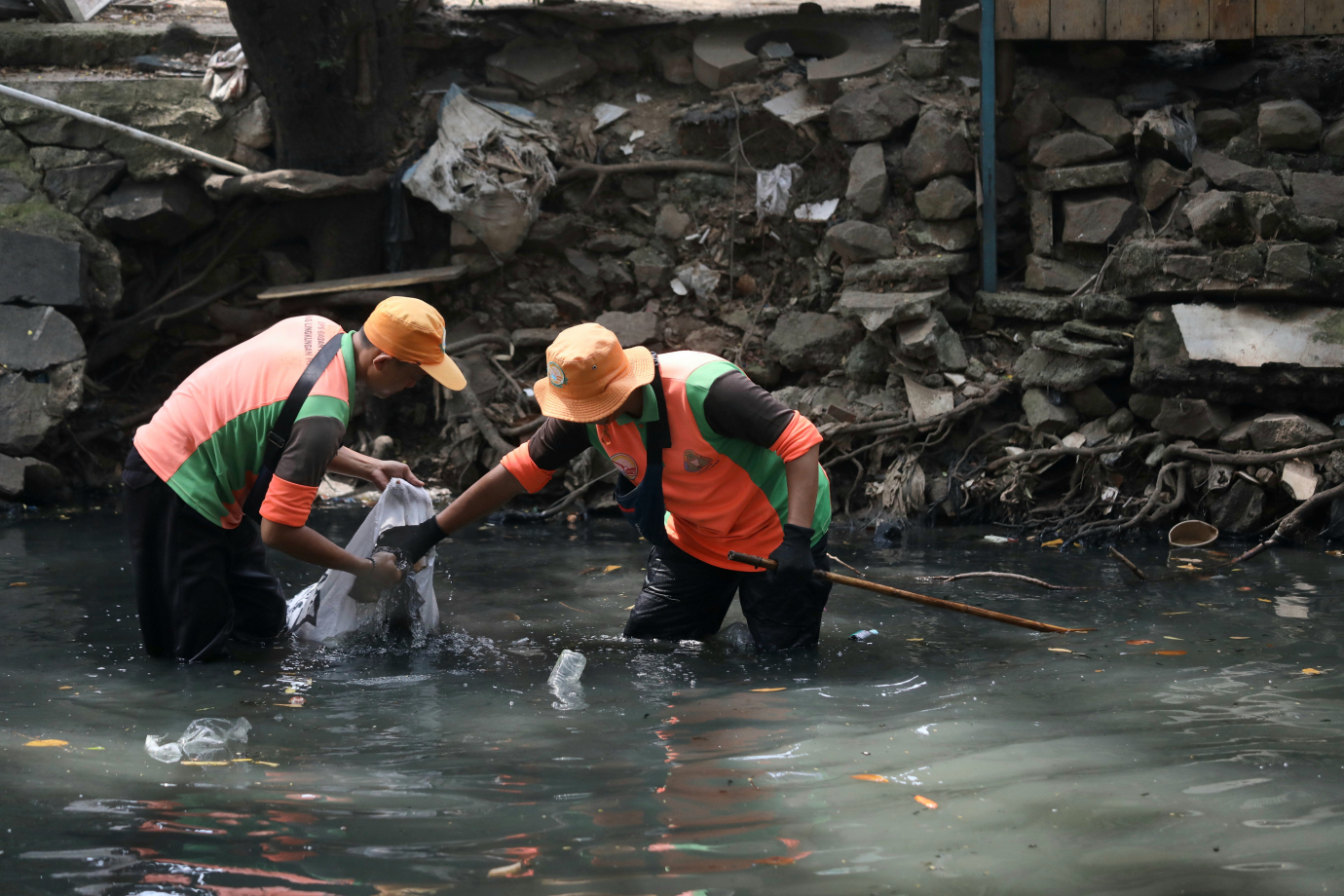 4 UPS BA Duren Sawit Bersihkan Sampah Kali Pertukangan_4.jpg