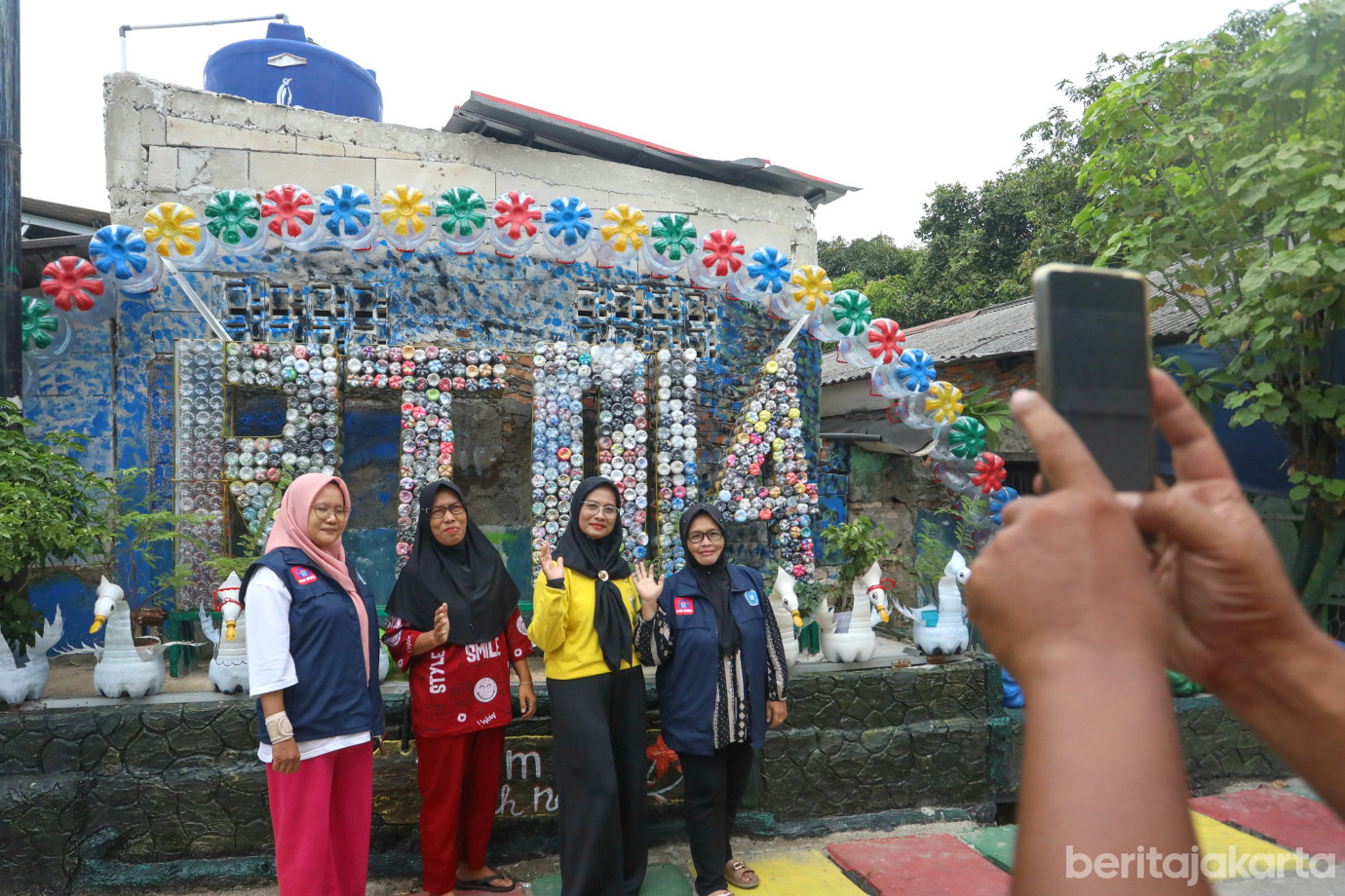 6 Warga RT 014 Semper Barat Sulap Botol Bekas Jadi Karya Kreatif_6.jpg