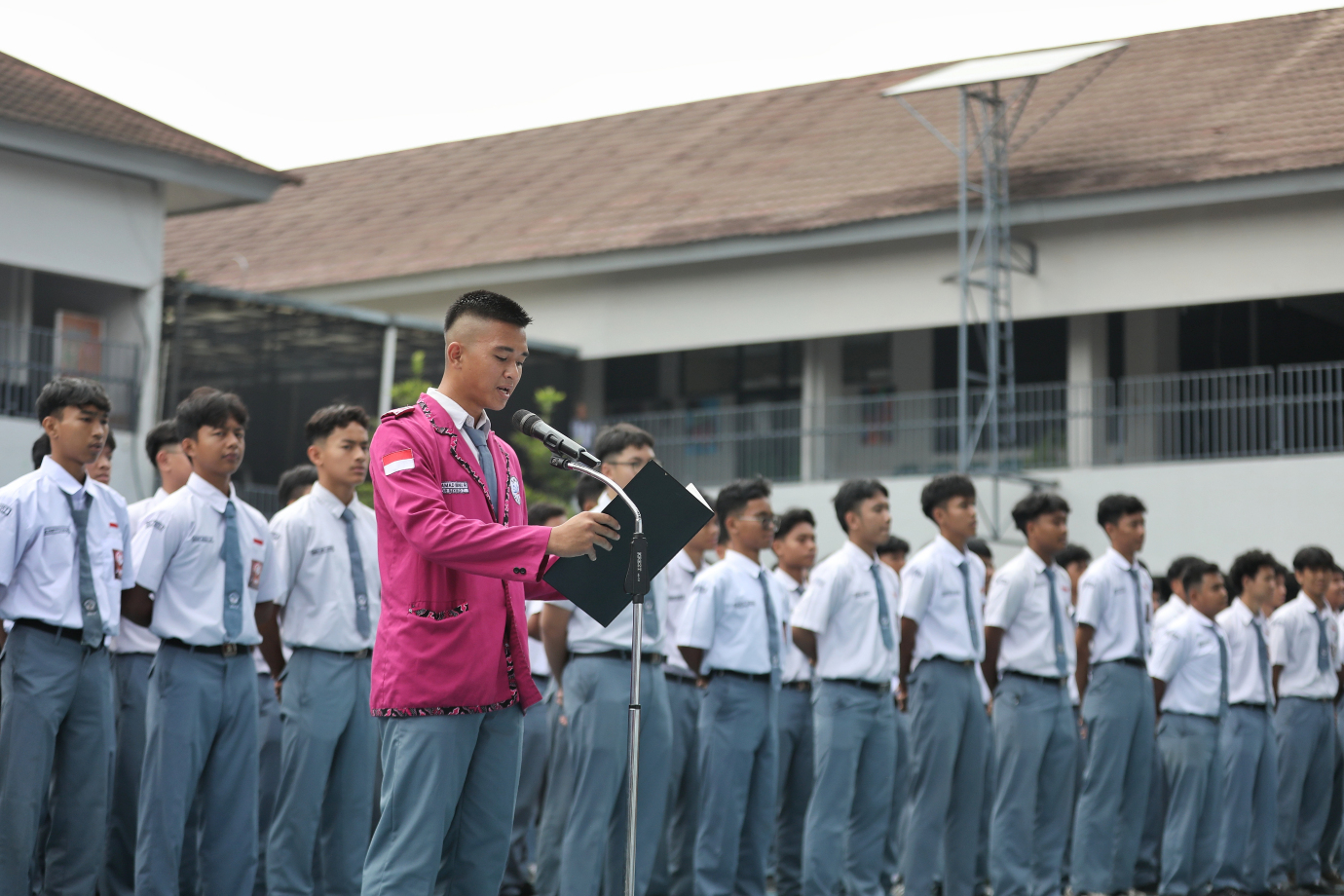 5.Rano Karno Tinjau Pelaksanaan MPLS di SMAN 6 Jakarta.jpg