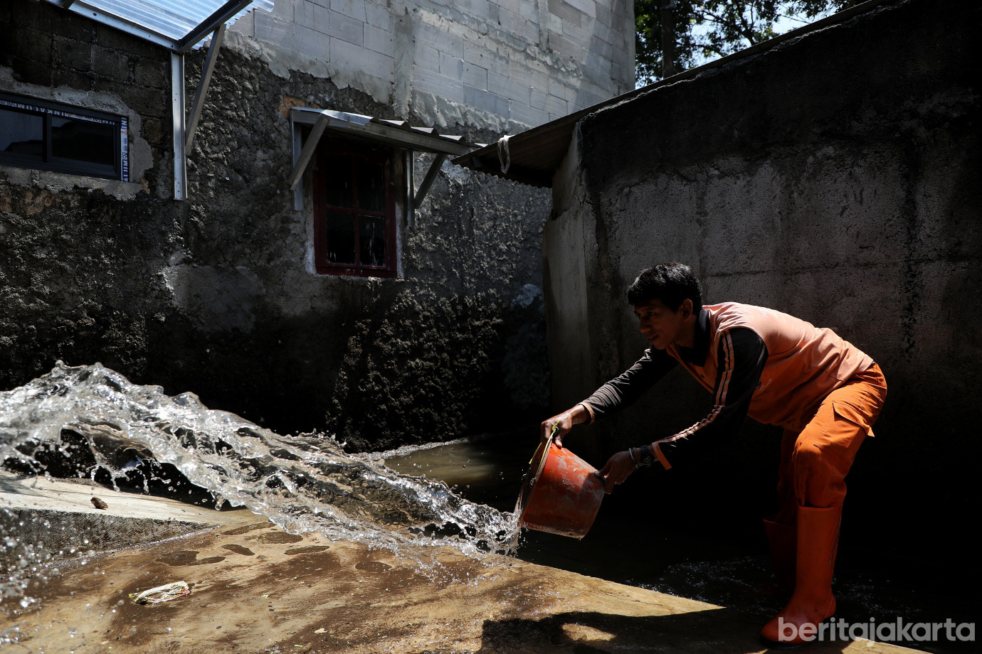 3.Kelurahan Jati Padang Siagakan Puluhan Personel PPSU di Lokasi Tanggul Jebol.jpg