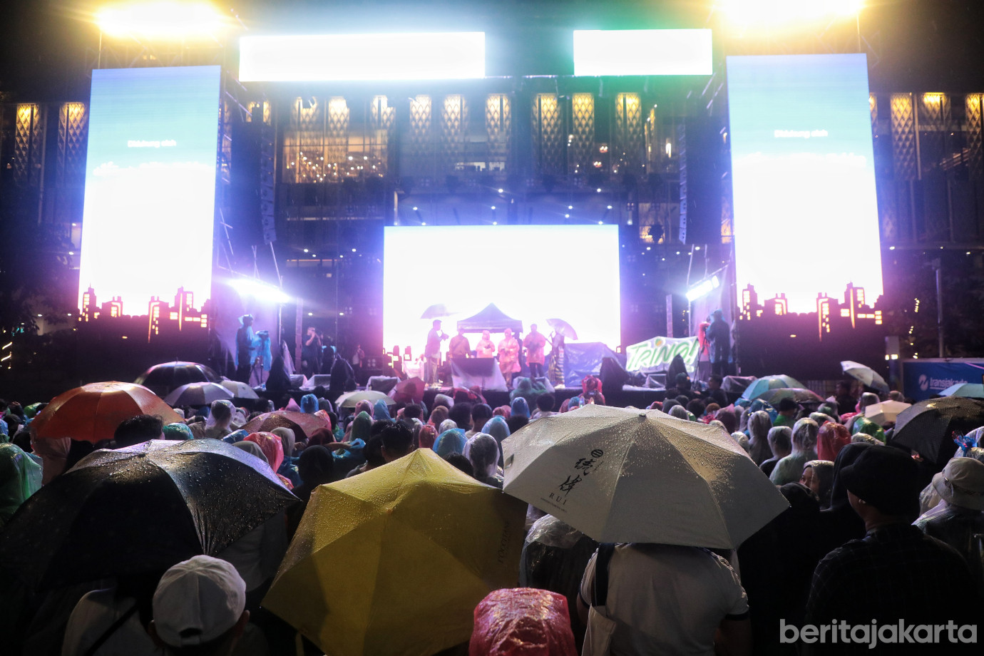 1.Sambut Tahun Baru 2026, Warga Nikmati Pertunjukan Musik.jpg