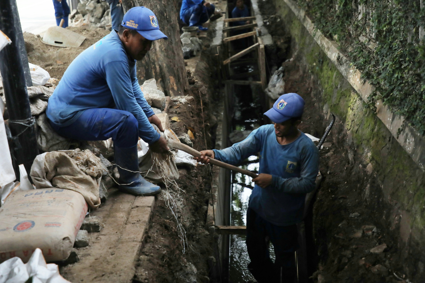 1 Satgas SDA Jakpus Perbaiki Saluran di Jalan Cempaka Putih Barat_1.jpg