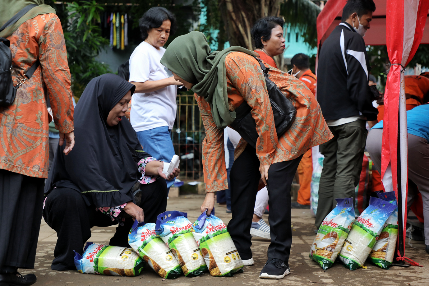 4.Ratusan Warga Kebon Pala Manfaatkan Program Pangan Bersubsidi .jpg
