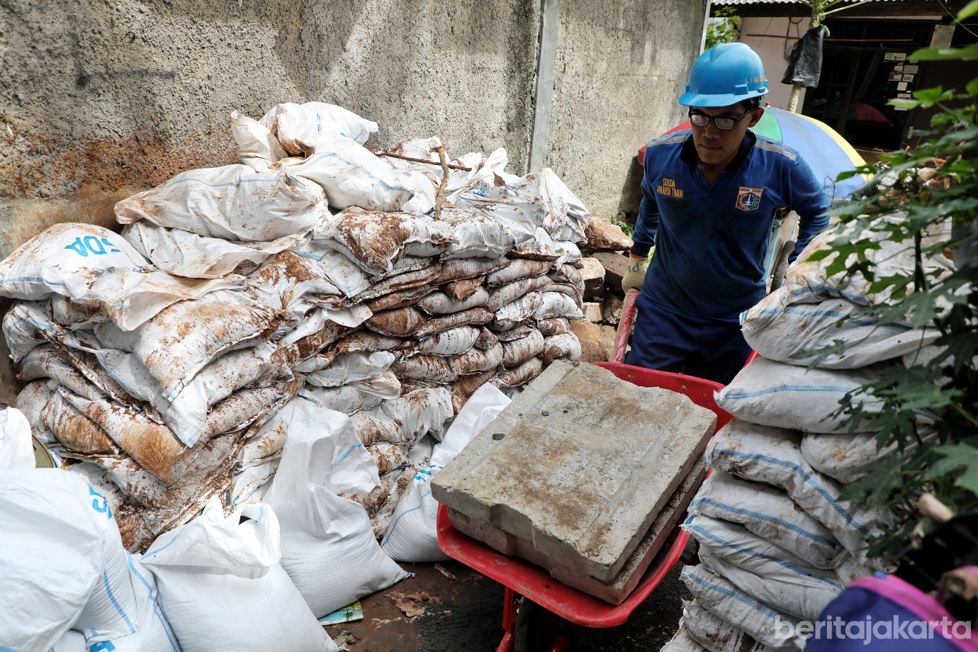 2.Sudin SDA Jaktim Normalisasi Saluran Sepanjang 84 Meter di Susukan .jpg