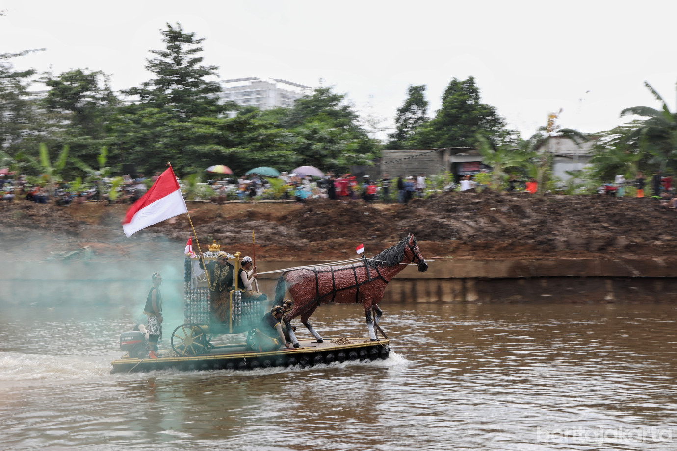 5.Parade Perahu Sampah Botol Plastik Meriahkan Festival Ciliwung 2025.jpg
