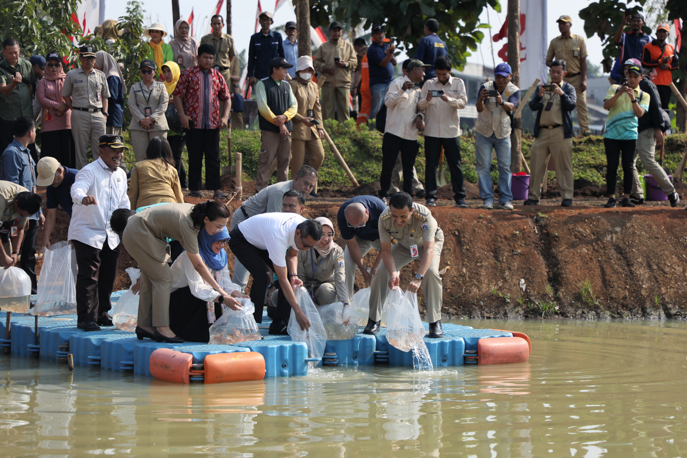 3.Pj Gubernur Tanam Pohon di Waduk Bangkong.jpg