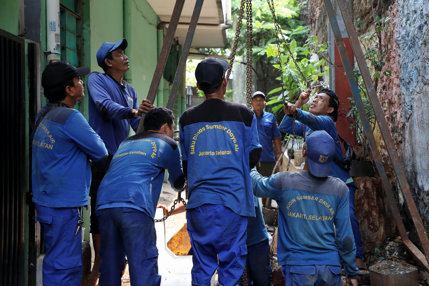 3.Satgas SDA Pancoran Buat Saluran Baru di Jalan Pengadegan IX.jpg